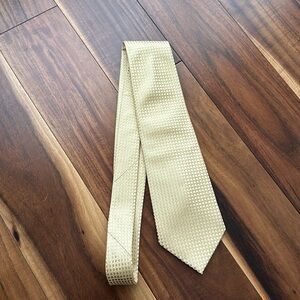 DONALD J TRUMP SIGNATURE COLLECTION GOLD SILK TIE